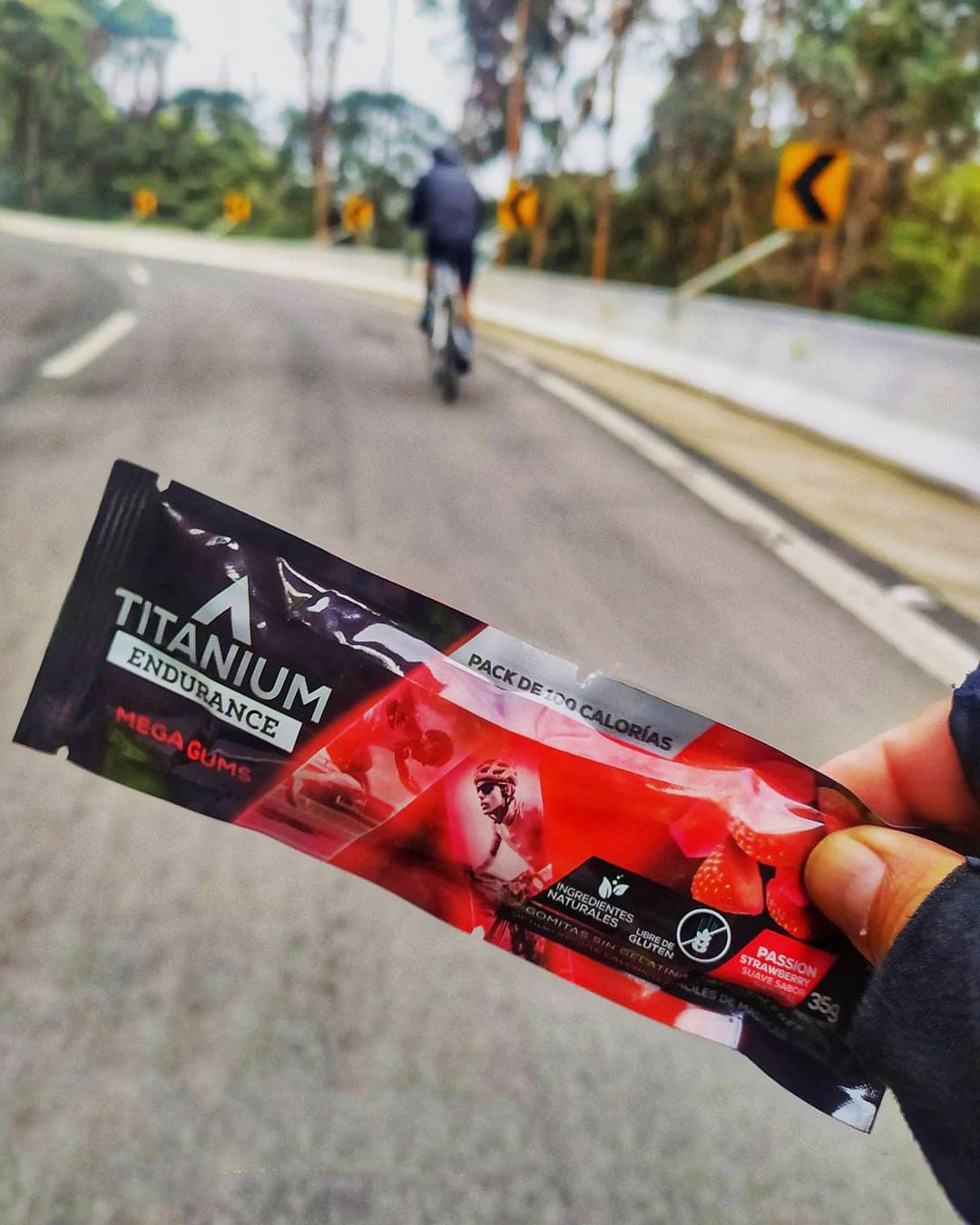 paquete de gomitas sabor fresa ciclismo titanium